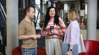 Zarządzanie finansami w przedsiębiorstwie | Uniwersytet WSB Merito Opole: Główna grafika: Opole - studia podyplomowe -Zarządzanie finansami w przedsiębiorstwie- uczestnicy studiów podyplomowych stoją w korytarzu i rozmawiają