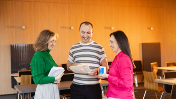 HR menedżer | Studia podyplomowe w Opolu | Uniwersytet WSB Merito Opole: Główna grafika: Opole - studia podyplomowe -HR menedżer- uczestnicy studiów podyplomowych analizują wspólnie treści z kartki