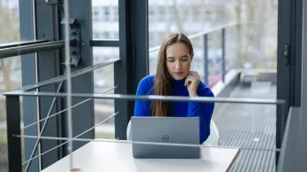 Product Manager w erze AI - zarządzanie produktami cyfrowymi | Studia podyplomowe w Opolu | Uniwersytet WSB Merito Opole: Główna grafika: Opole - studia podyplomowe -Product Manager w erze AI - zarządzanie produktami cyfrowymi -  uczestniczka studiów podyplomowych pracuje przy laptopie