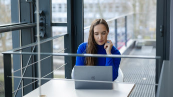 Product Manager w erze AI - zarządzanie produktami cyfrowymi | Studia podyplomowe w Opolu | Uniwersytet WSB Merito Opole: Główna grafika: Opole - studia podyplomowe -Product Manager w erze AI - zarządzanie produktami cyfrowymi -  uczestniczka studiów podyplomowych pracuje przy laptopie