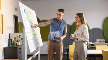 Pedagogika opiekuńczo-wychowawcza i innowacyjny warsztat pracy pedagoga | Studia I stopnia w Opolu | Uniwersytet WSB Merito Opole: Główna grafika: Opole - studia II stopnia - Pedagogika: Pedagogika opiekuńcza i innowacyjny warsztat pracy pedagoga - studenci analizują treści na flipcharcie