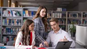 Pedagogika opiekuńczo-wychowawcza i innowacyjny warsztat pracy pedagoga | Studia II stopnia w Opolu | Uniwersytet WSB Merito Opole: Główna grafika: Opole - studia II stopnia - Pedagogika: Pedagogika opiekuńcza i innowacyjny warsztat pracy pedagoga - studenci analizują treści z laptopa