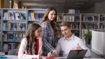 Pedagogika opiekuńczo-wychowawcza i innowacyjny warsztat pracy pedagoga | Studia I stopnia w Opolu | Uniwersytet WSB Merito Opole: Główna grafika: Opole - studia II stopnia - Pedagogika: Pedagogika opiekuńcza i innowacyjny warsztat pracy pedagoga - studenci analizują treści z laptopa