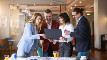 Inżynieria Oprogramowania dla prędkości produktu | Uniwersytet WSB Merito Opole: Główna grafika: Opole - studia podyplomowe -Inżynieria Oprogramowania dla prędkości produktu - uczestnicy analizują treści z laptopa