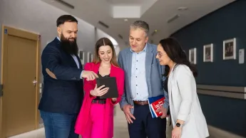 Inżynieria Oprogramowania dla prędkości produktu | Uniwersytet WSB Merito Opole: Główna grafika: Opole - studia podyplomowe -Inżynieria Oprogramowania dla prędkości produktu - uczestnicy analizują treści z tableta 