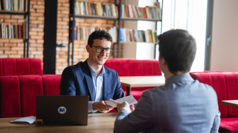 Coaching w standardzie ICF | Uniwersytet WSB Merito Opole: Główna grafika: Opole- studia podyplomowe - Coaching w standardzie ICF - uczestnicy studiów podyplomowych siedzą i rozmawiają