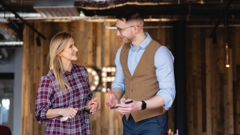 MBA HR | Studia MBA w Opolu | Uniwersytet WSB Merito Opole: Uczestnicy studiów podyplomowych rozmawiają między sobą