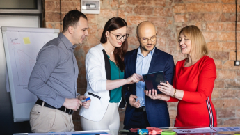 Projektowanie Ekologiczne i Architektura Zieleni (Eco Design) | Studia podyplomowe w Opolu | Uniwersytet WSB Merito Opole: Główna grafika: Opole - studia podyplomowe -Projektowanie Ekologiczne i Architektura Zieleni (Eco Design) - uczestnicy dyskutują na temat treści 