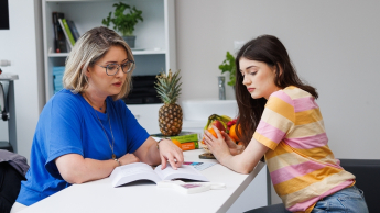 Dietetyka | Studia II stopnia ze studiami podyplomowymi w Opolu | Uniwersytet WSB Merito Opole: Główna grafika: Opole - studia II stopnia z podyplomowymi- Dietetyka - uczestniczki siedzą i analizują treści w laboratorium dietetycznym