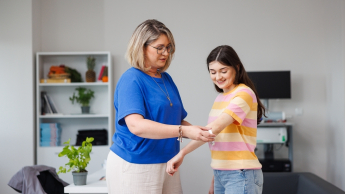 Dietetyka kliniczna i endokrynologiczna | Studia I stopnia w Opolu | Uniwersytet WSB Merito Opole: Główna grafika: Opole - studia II stopnia- Dietetyka:DIETETYKA KLINICZNA I ENDOKRYNOLOGICZNA - studentki dokonują pomiaru przedramienia