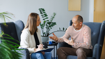 Dietetyka pediatryczna | Uniwersytet WSB Merito Opole: Główna grafika: Opole - studia II stopnia- Dietetyka: Dietetyka pediatryczna - studenci siedzą na fotelach na korytarzu uczelni i rozmawiają