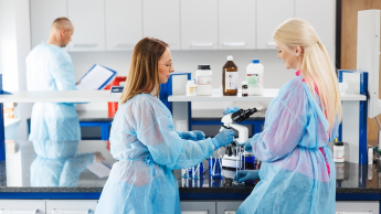 Kosmetologia anti-aging | Studia I stopnia w Opolu | Uniwersytet WSB Merito Opole: Główna grafika: Opole - studia I stopnia licencjackie - Kosmetologia: Komsetologia anti-aging - studentki pracują w laboratorium chemicznym