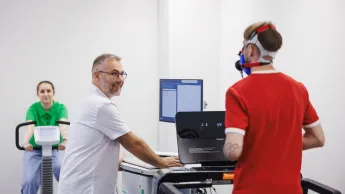 Dietetyka sportowa | Studia II stopnia w Opolu | Uniwersytet WSB Merito Opole: Główna grafika: Opole - studia II stopnia- Dietetyka: Dietetyka sportowa- studenci wykonują ćwiczenia w laboratorium dietetycznym