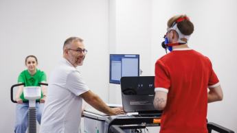 Dietetyka sportowa | Studia I stopnia w Opolu | Uniwersytet WSB Merito Opole: Główna grafika: Opole - studia II stopnia- Dietetyka: Dietetyka sportowa- studenci wykonują ćwiczenia w laboratorium dietetycznym