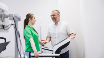 Dietetyka sportowa | Studia II stopnia ze studiami podyplomowymi  | Uniwersytet WSB Merito Opole: Główna grafika: Opole - studia II stopnia z podyplomowymi- Dietetyka: Dietetyka sportowa - uczestnicy rozmawiają w laboratorium dietetycznym