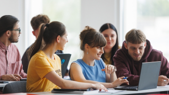 Dietetyka sportowa | Uniwersytet WSB Merito Opole: Główna grafika: Opole - studia II stopnia- Dietetyka: Dietetyka sportowa- studenci analizują treści z laptopa