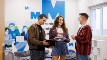 Strategie Digital Marketingu | Uniwersytet WSB Merito Opole: Główna grafika: Opole - studia I stopnia - Media i komunikacja w biznesie - Strategie Digital Marketingu- studenci stoją na korytarzu i rozmawiają