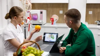 Psychodietetyka i terapia zaburzeń odżywiania | Studia II stopnia w Opolu | Uniwersytet WSB Merito Opole: Studenci analizują treści w laboratorium dietetycznym