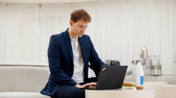 AI: prawo i etyka | Studia podyplomowe w Opolu | Uniwersytet WSB Merito Opole: Główna grafika: Opole - studia podyplomowe - AI: prawo i etyka - uczestnik studiów podyplomowych siedzi i pracuje na laptopie