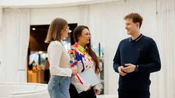 Cross-Border e-Commerce | Studia podyplomowe w Opolu | Uniwersytet WSB Merito Opole: Główna grafika: Opole - studia podyplomowe -Cross-Border e-Commerce- uczestnicy studiów podyplomowych rozmawiają ze sobą na korytarzu