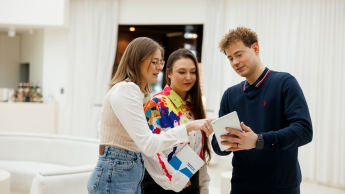 Cloud DevOps Engineer Administrator | Studia podyplomowe w Opolu | Uniwersytet WSB Merito Opole: Główna grafika: Opole - studia podyplomowe -Cloud DevOps Engineer Administrator - uczestnicy studiów podyplomowych analizują treści z tableta 