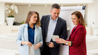 Inżynieria Oprogramowania dla prędkości produktu | Studia podyplomowe w Opolu | Uniwersytet WSB Merito Opole: Główna grafika: Opole - studia podyplomowe -Inżynieria Oprogramowania dla prędkości produktu - uczestnicy analizują treści z tableta 