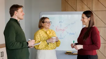 Psychoonkologia | Studia podyplomowe w Opolu | Uniwersytet WSB Merito Opole: Główna grafika: Opole - studia podyplomowe - Psychoonkologia - uczestnicy studiów podyplomowych rozmawiają między sobą w sali ćwiczeniowej