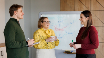 Psychoonkologia | Studia podyplomowe w Opolu | Uniwersytet WSB Merito Opole: Główna grafika: Opole - studia podyplomowe - Psychoonkologia - uczestnicy studiów podyplomowych rozmawiają między sobą w sali ćwiczeniowej