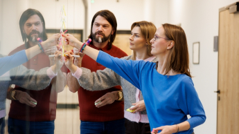 Psychoonkologia | Studia podyplomowe w Opolu | Uniwersytet WSB Merito Opole: Główna grafika: Opole - studia podyplomowe - Psychoonkologia - uczestnicy studiów podyplomowych analizują rozpisane treści na szybie