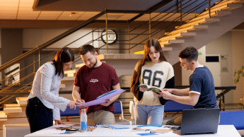 Psychologia i komunikacja w biznesie | Studia I stopnia w Opolu | Uniwersytet WSB Merito Opole: Główna grafika: Opole - studia I stopnia licencjackie - Zarządzanie: Psychologia i komunikacja w biznesie -  studenci analizują wspólnie notatki