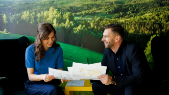 Psychologia i komunikacja w biznesie | Studia I stopnia w Opolu | Uniwersytet WSB Merito Opole: Główna grafika: Opole - studia I stopnia licencjackie - Zarządzanie: Psychologia i komunikacja w biznesie -  studenci siedzą i rozmawiają