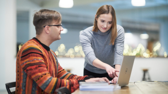 Projektowanie i rozwój nowoczesnych aplikacji SAP FIORI | Studia podyplomowe w Opolu | Uniwersytet WSB Merito Opole: Główna grafika: Opole - studia podyplomowe-Projektowanie i rozwój nowoczesnych aplikacji SAP FIORI  - uczestnicy studiów podyplomowychanalizują treści z laptopa