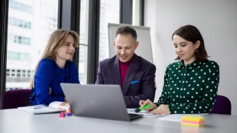 Analiza Transakcyjna w Organizacji | Studia podyplomowe w Opolu | Uniwersytet WSB Merito Opole: Główna grafika: Opole - studia podyplomowe -Analiza Transakcyjna w Organizacjach - uczestnicy studiów podyplomowych analizują wspólnie treści na otwartym laptopie