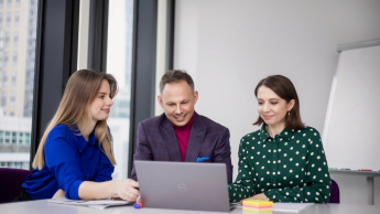 Projektowanie i rozwój nowoczesnych aplikacji SAP FIORI | Studia podyplomowe w Opolu | Uniwersytet WSB Merito Opole: Główna grafika: Opole - studia podyplomowe - uczestnicy studiów podyplomowych siedzą i analizują treści z laptopa