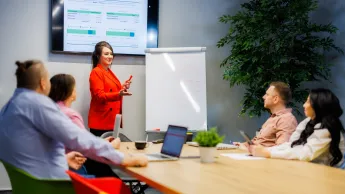 Studia menedżerskie | Studia podyplomowe w Opolu | Uniwersytet WSB Merito Opole: Główna grafika: Opole - studia podyplomowe - Studia menedżerskie - uczestnicy studiów podyplomowych słuchają innej uczestniczki