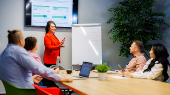 Studia menedżerskie | Studia podyplomowe w Opolu | Uniwersytet WSB Merito Opole: Główna grafika: Opole - studia podyplomowe - Studia menedżerskie - uczestnicy studiów podyplomowych słuchają innej uczestniczki