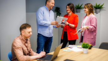 Zastosowanie AI w biznesie dla menedżerów | Studia podyplomowe w Opolu | Uniwersytet WSB Merito Opole: Główna grafika: Opole - studia podyplomowe - Zastosowanie AI w biznesie dla menedżerów - uczestnicy studiów podyplomowych rozmawiają i analizują wspólnie treści 