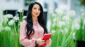 Projektowanie Ekologiczne i Architektura Zieleni (Eco Design) | Studia podyplomowe w Opolu | Uniwersytet WSB Merito Opole: Główna grafika: Opole - studia podyplomowe -uczestniczka studiów podyplomowych stoi z notatnikiem w ręceProjektowanie Ekologiczne i Architektura Zieleni (Eco Design)- uczestniczka studiów podyplomowych 