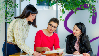 Budowanie i utrzymanie aplikacji no-code | Uniwersytet WSB Merito Opole: Główna grafika: Opole - studia podyplomowe -Budowanie i utrzymanie aplikacji no-code - uczestnicy studiów podyplomowych analizują tresci notatkowe