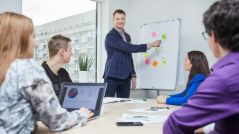 Analiza transakcyjna w organizacjach | Studia podyplomowe w Opolu | Uniwersytet WSB Merito Opole: Główna grafika: Opole - studia podyplomowe -Analiza Transakcyjna w Organizacjach - uczestnicy studiów podyplomowych analizują wspólnie treści na flipcharcie 