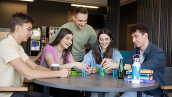 Dietetyka pediatryczna | Uniwersytet WSB Merito Opole: Główna grafika: Opole - studia II stopnia z podyplomowymi- Dietetyka: Dietetyka pediatryczna - uczestnicy grają w grę