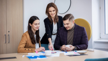 Budowanie i utrzymanie aplikacji no-code | Uniwersytet WSB Merito Opole: Główna grafika: Opole - studia podyplomowe -Budowanie i utrzymanie aplikacji no-code - uczestnicy studiów podyplomowych analizują tresci notatkowe