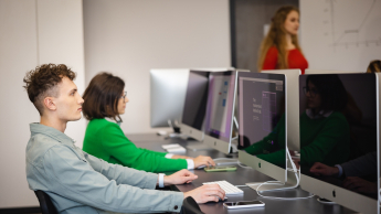 Cyberbezpieczeństwo | Studia I stopnia w Opolu | Uniwersytet WSB Merito Opole: Główna grafika: Opole - studia inżynierskie - Informatyka - Cyberbezpieczeństwo - studenci pracują na komputerach w sali informatycznej