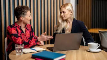 Product Manager w erze AI - zarządzanie produktami cyfrowymi | Studia podyplomowe w Opolu | Uniwersytet WSB Merito Opole: Główna grafika: Opole - studia podyplomowe -Product Manager w erze AI - zarządzanie produktami cyfrowymi - uczestniczki studiów podyplomowych rozmawiają między sobą