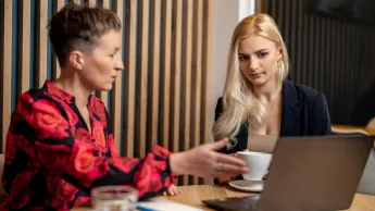 Wyniki wyszukiwania | Uniwersytet WSB Merito Opole: Główna grafika: Opole - studia podyplomowe - AI: prawo i etyka - uczestniczki studiów podyplomowych siedzą i rozmawiają, analizujać treści z laptopa