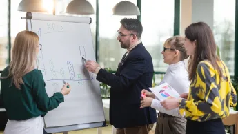 Zarządzanie logistyką w służbach mundurowych | Studia podyplomowe w Opolu | Uniwersytet WSB Merito Opole: Główna grafika: Opole - studia podyplomowe -Zarządzanie logistyką w służbach mundurowych - uczestnicy studiów podyplomowych analizują wspólnie treści 
