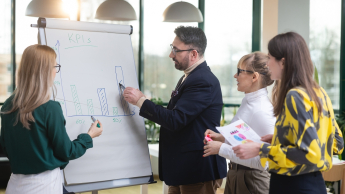 Zarządzanie logistyką w służbach mundurowych | Studia podyplomowe w Opolu | Uniwersytet WSB Merito Opole: Główna grafika: Opole - studia podyplomowe -Zarządzanie logistyką w służbach mundurowych - uczestnicy studiów podyplomowych analizują wspólnie treści 