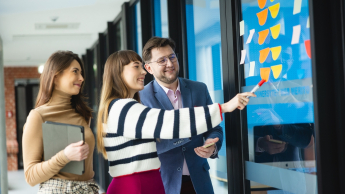 Innowacje w zarządzaniu jednostkami administracji | Studia podyplomowe w Opolu | Uniwersytet WSB Merito Opole: Główna grafika: Opole - studia podyplomowe - Innowacje w zarządzaniu jednostkami administracji - uczestnicy studiów podyplomowych analizują treści z karteczek samoprzylepnych 