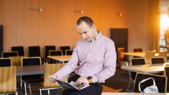 Innowacje w zarządzaniu jednostkami administracji | Studia podyplomowe w Opolu | Uniwersytet WSB Merito Opole: Główna grafika: Opole - studia podyplomowe - Innowacje w zarządzaniu jednostkami administracji - uczestnik studiów podyplomowych analizuje treści z laptopa