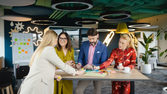 STEAM i sztuczna inteligencja w edukacji | Studia podyplomowe w Opolu | Uniwersytet WSB Merito Opole: Główna grafika: Opole - studia podyplomowe - STEAM I sztuczna inteligencja w edukacji - uczestnicy studiów podyplomowych analizują notatki leżace na stole przed nimi